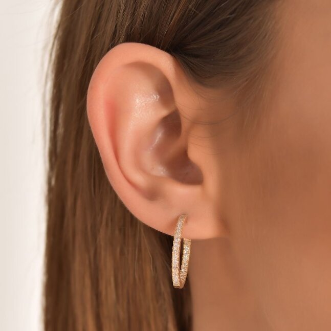 עגילי חישוק יהלומים ED1060 על האוזן